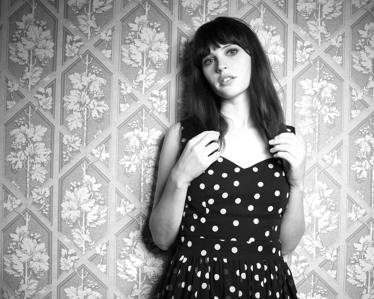 Актриса Фелисити Джонс у стены,  черно белое фото