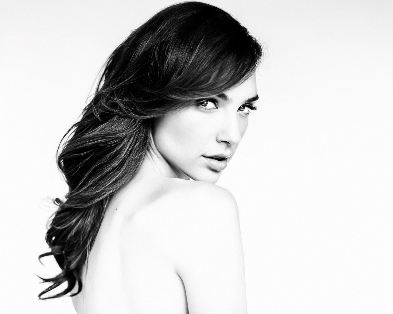 Актриса Галь Гадот черно белое фото