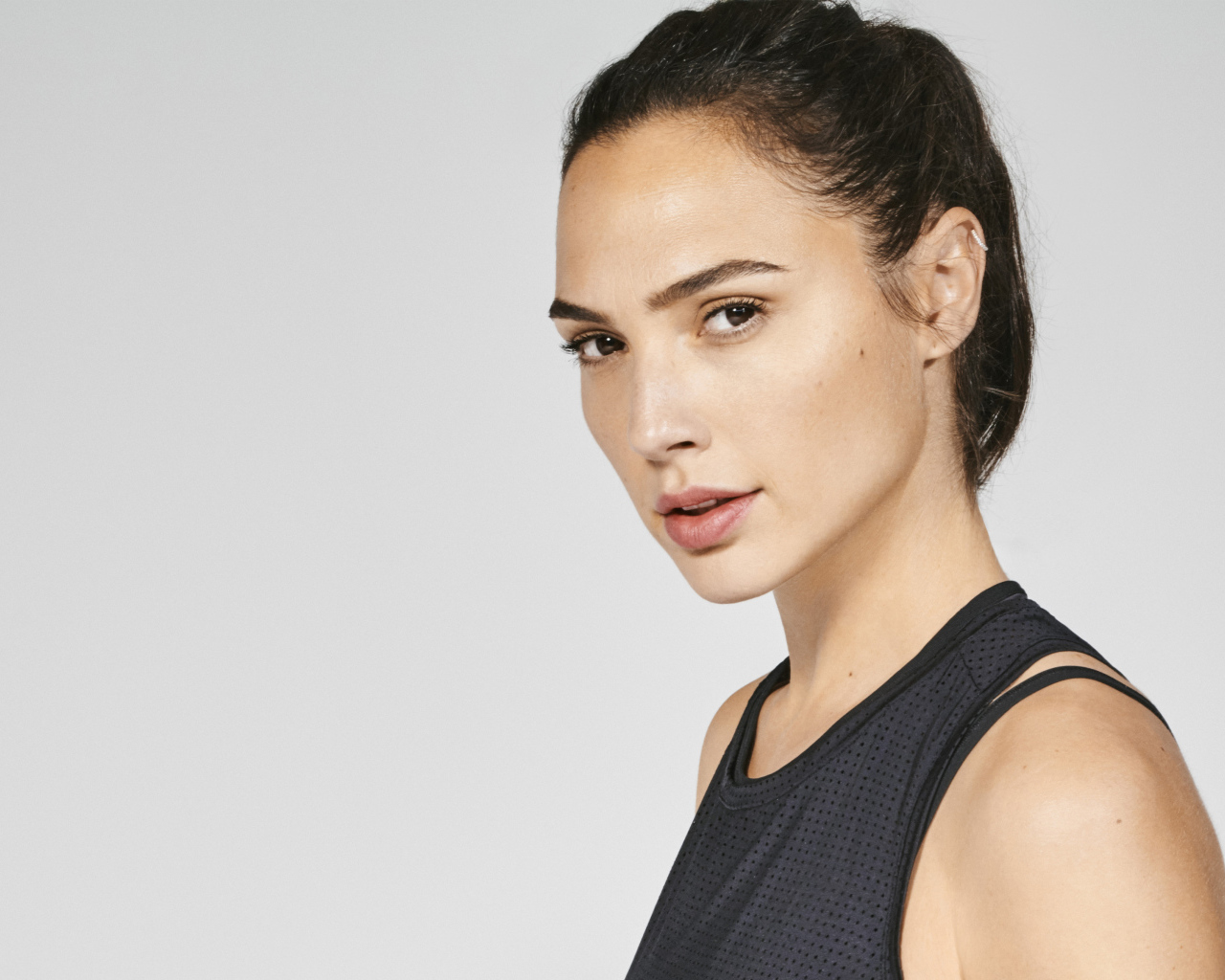 Актриса Галь Гадот фото на сером фоне