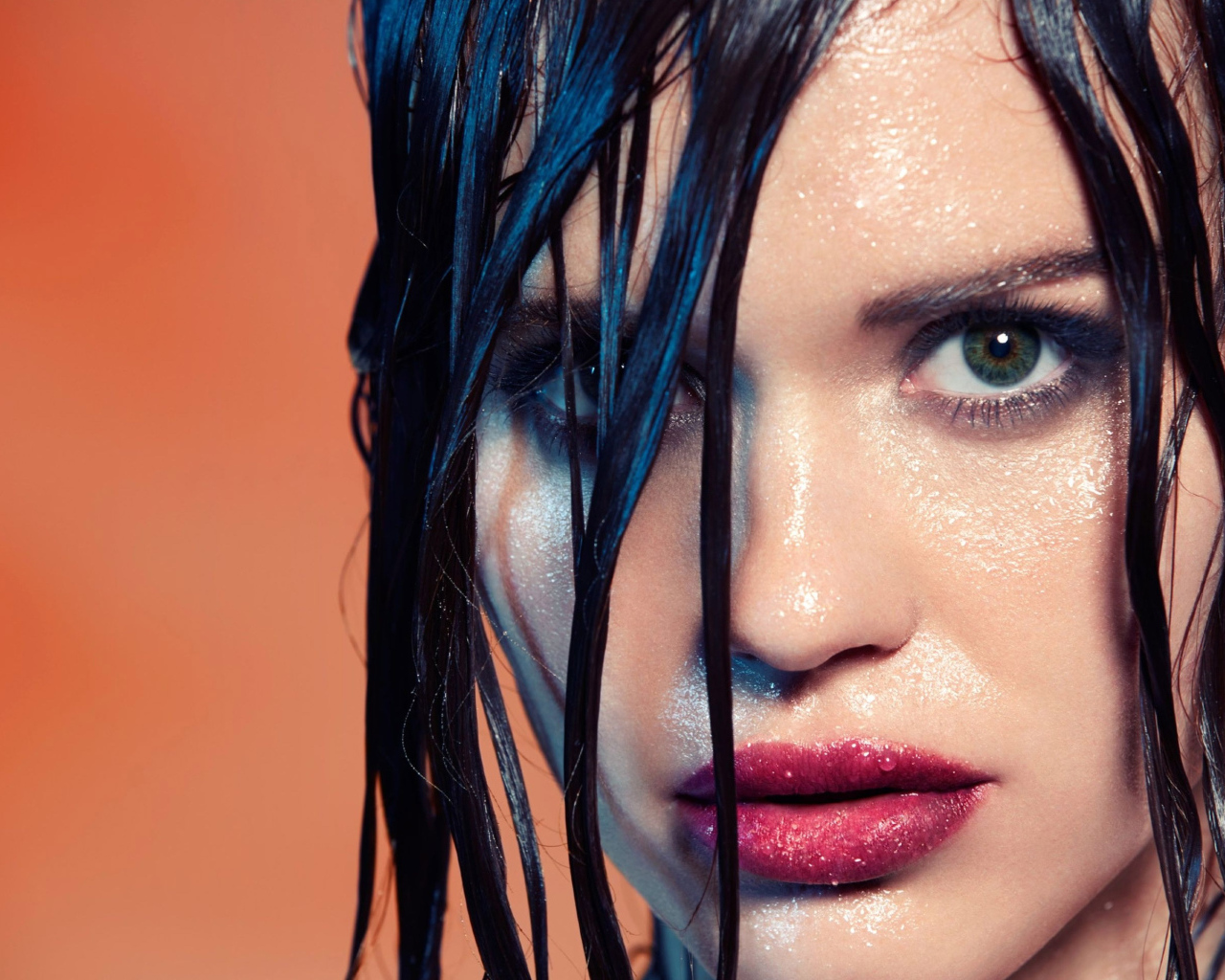 Актриса Холланд Роден с мокрыми волосами крупным планом