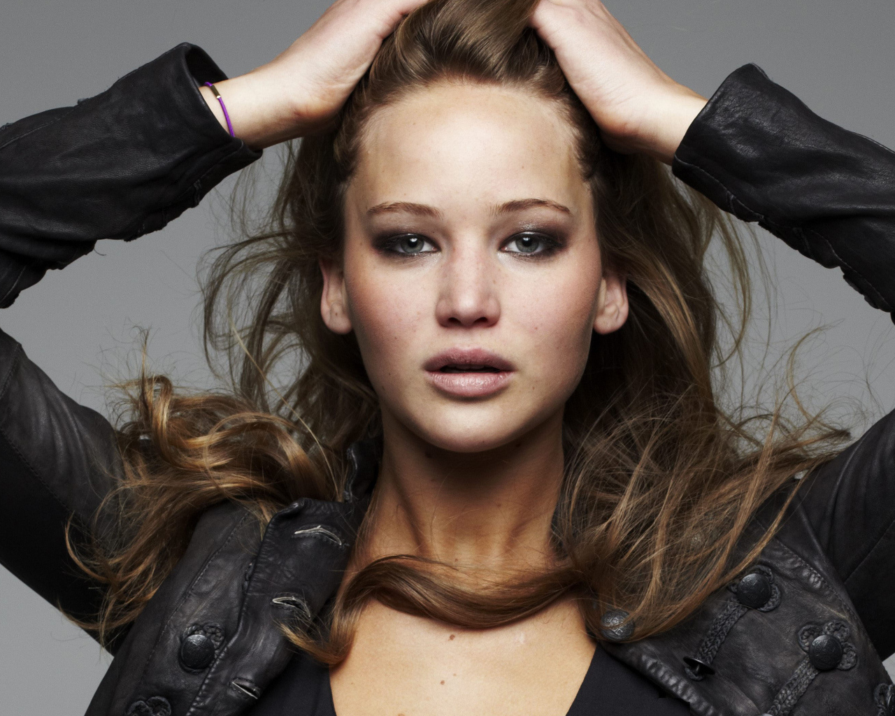 Актриса Дженнифер Лоуренс в черной кожаной куртке