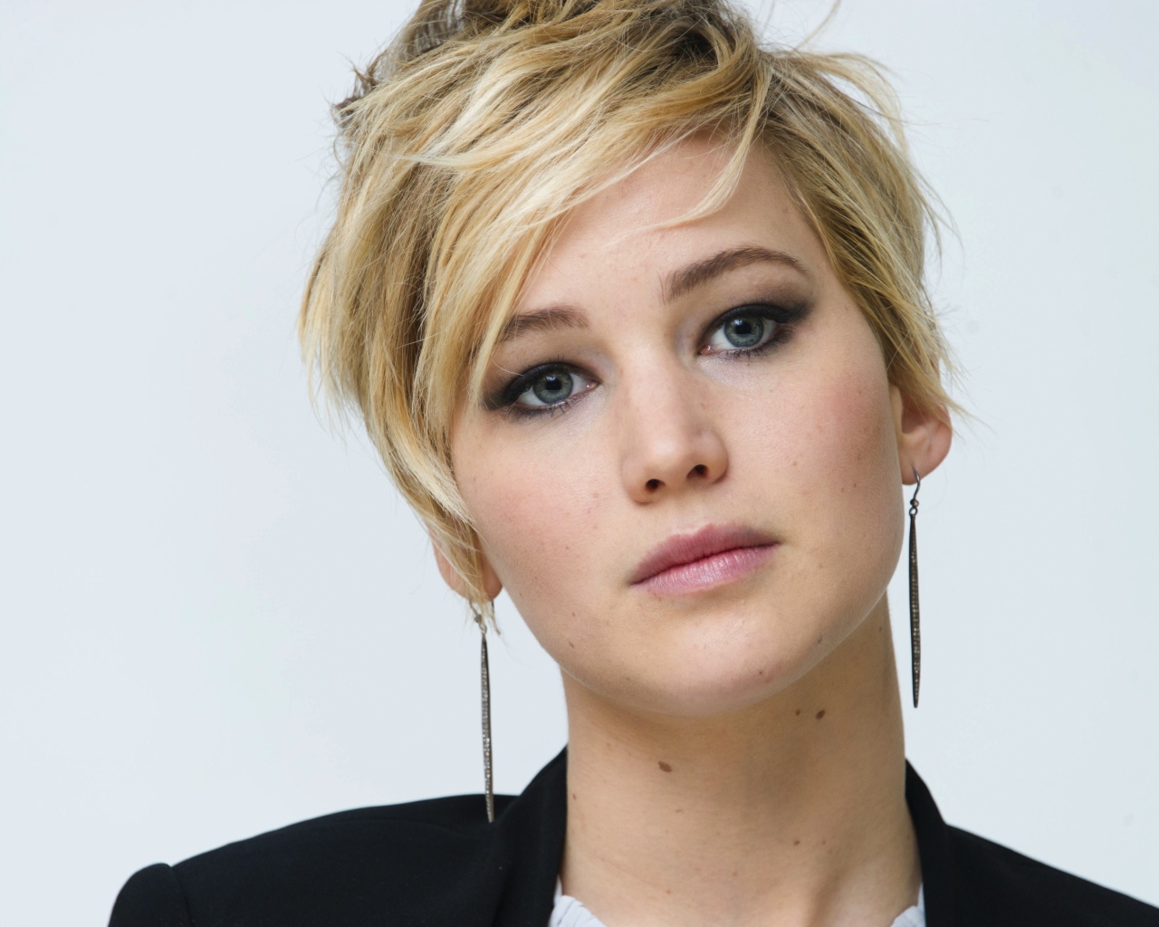 Актриса Дженнифер Лоуренс с короткой стрижкой