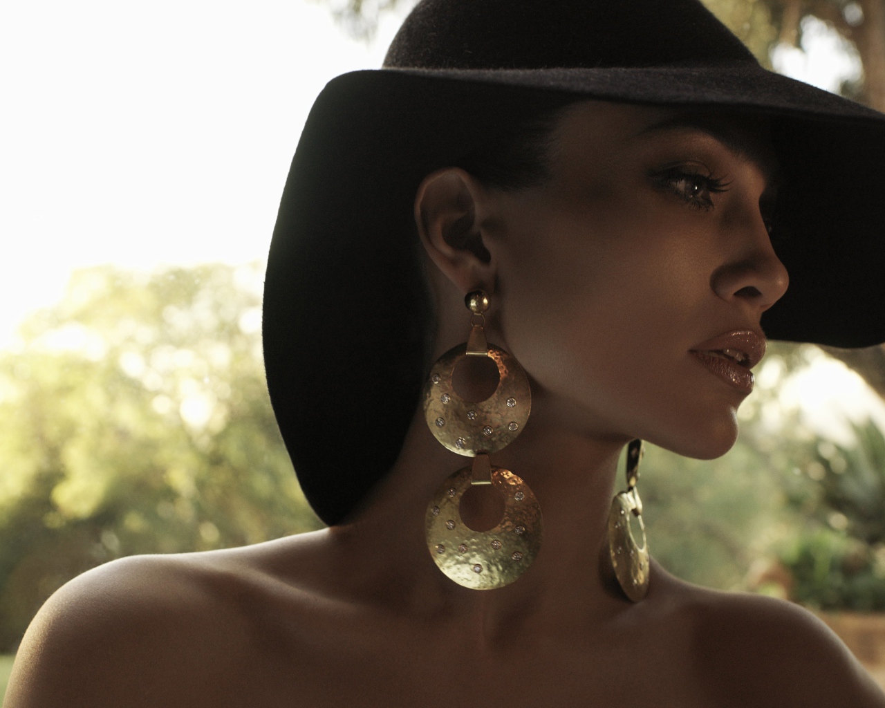 Актриса Дженнифер Лопес в большой черной шляпе