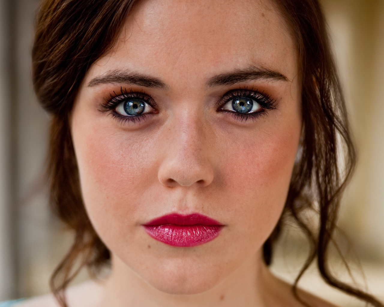 Актриса Дженни Жак с ярким макияжем 