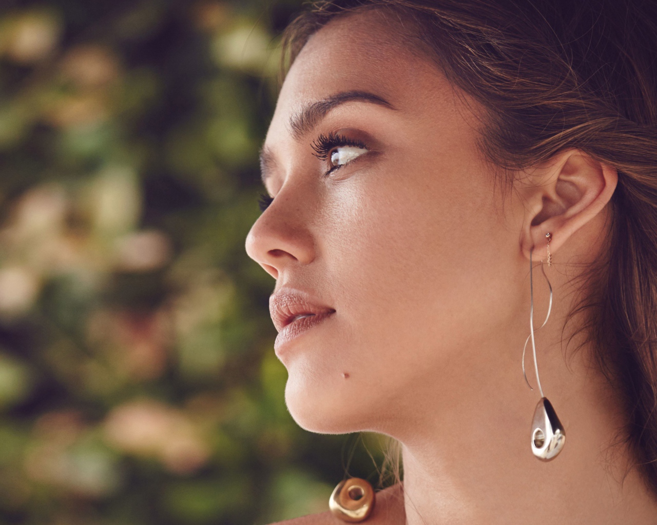 Актриса Джессика Альба с красивыми серьгами