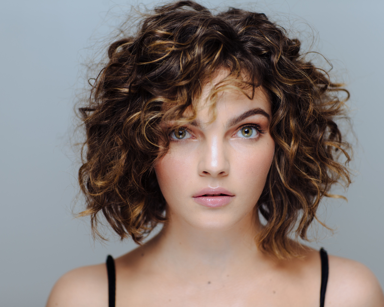 Актриса Камрен Бикондова на сером фоне