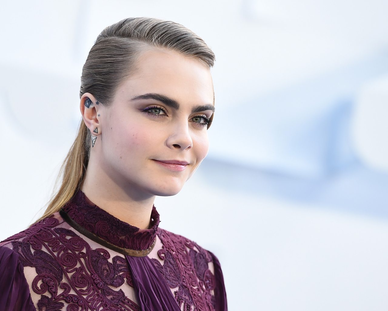 Актриса Кара Делевинь с очаровательной улыбкой