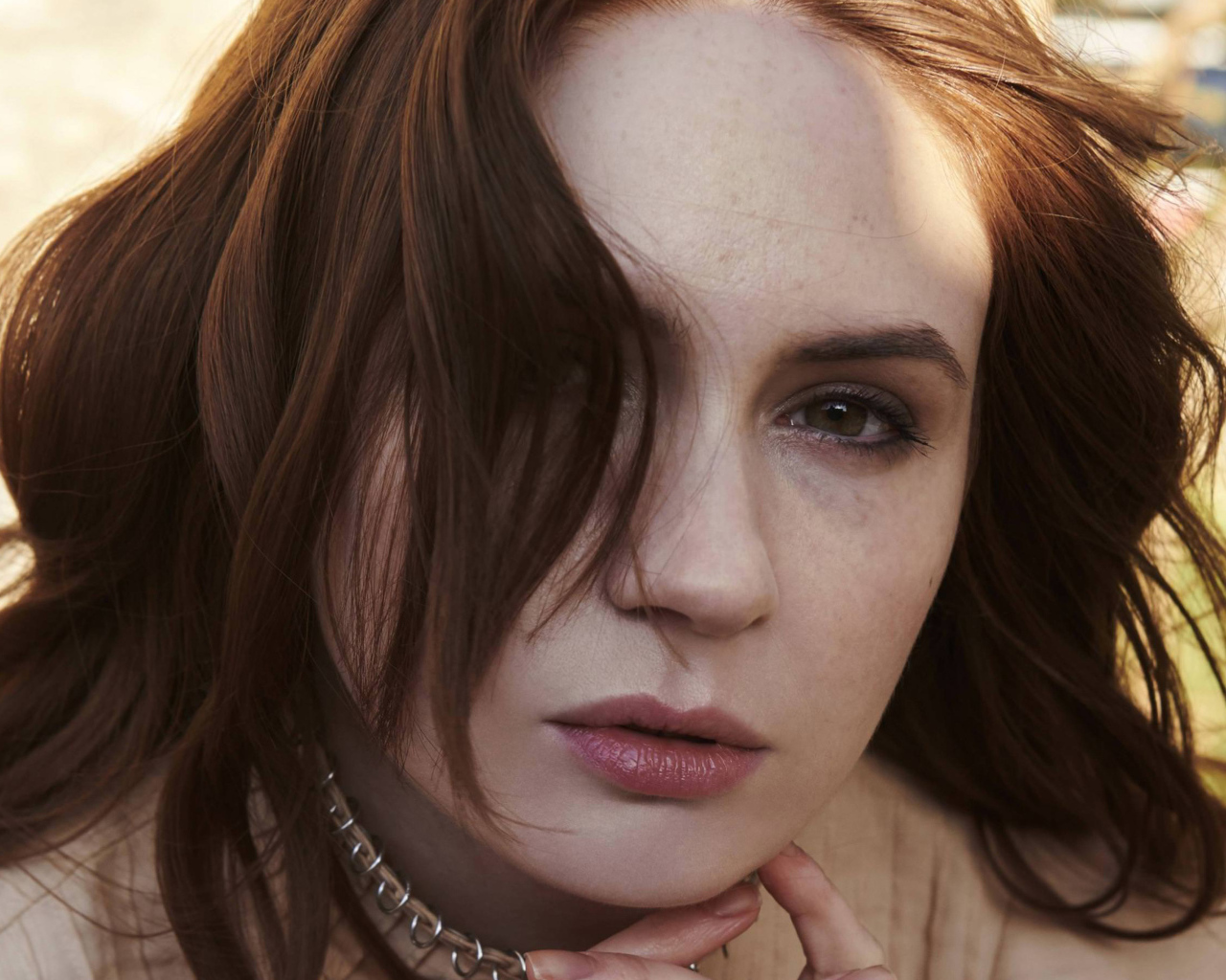 Актриса Карен Гиллан с распущенными волосами