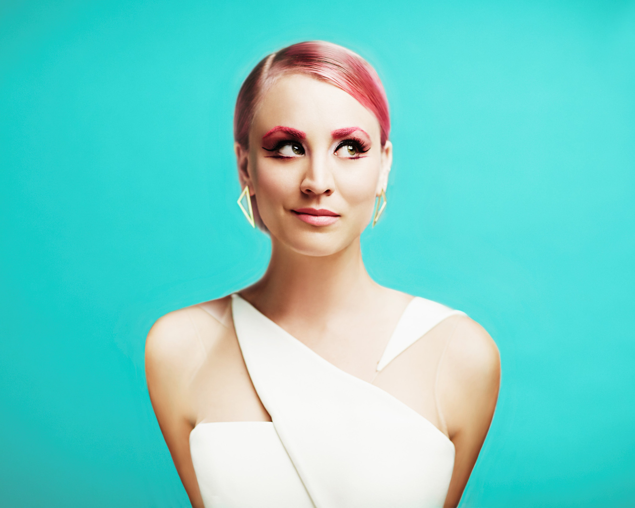 Актриса Кейли Куоко с ярким макияжем на голубом фоне