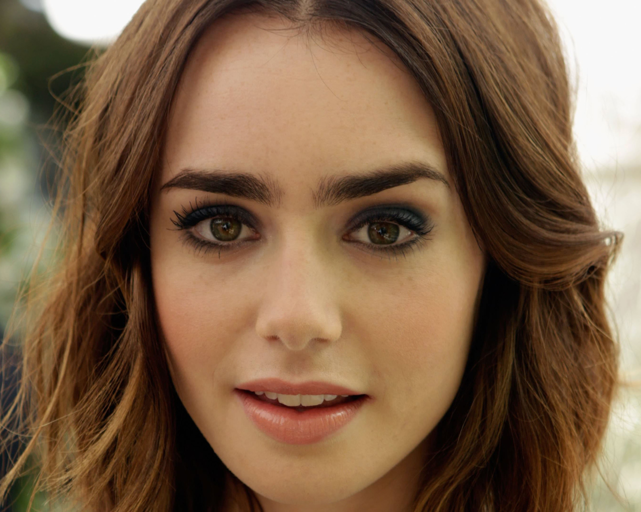 Актриса Лили Коллинз крупным планом