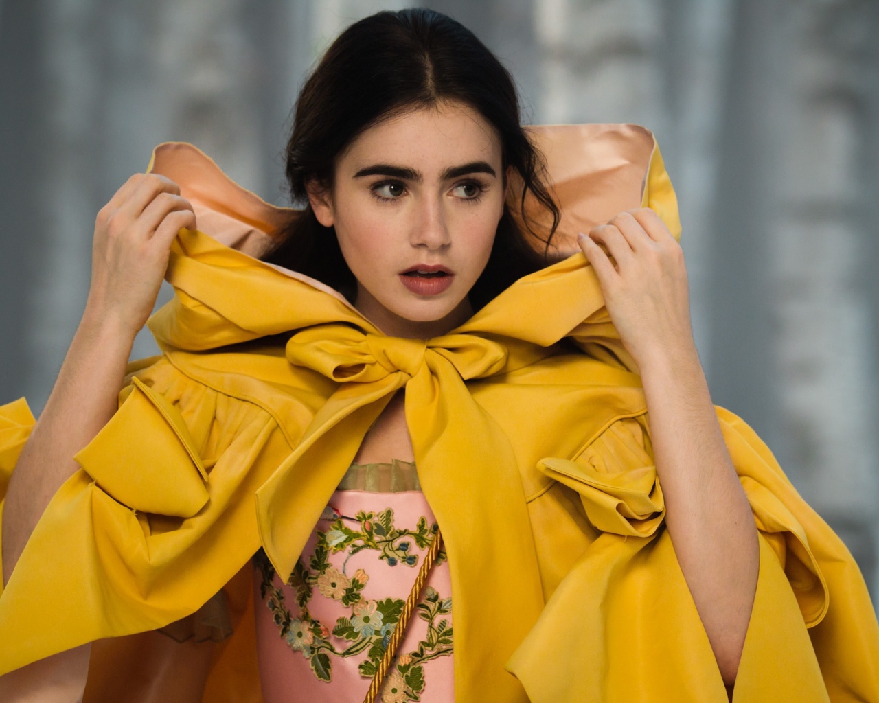 Актриса Лили Коллинз в желтом плаще