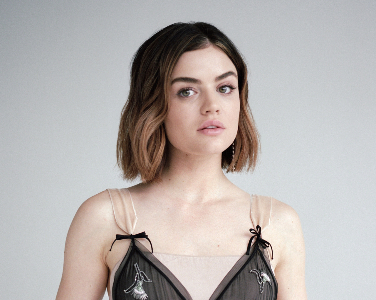 Актриса Люси Хейл фото на сером фоне