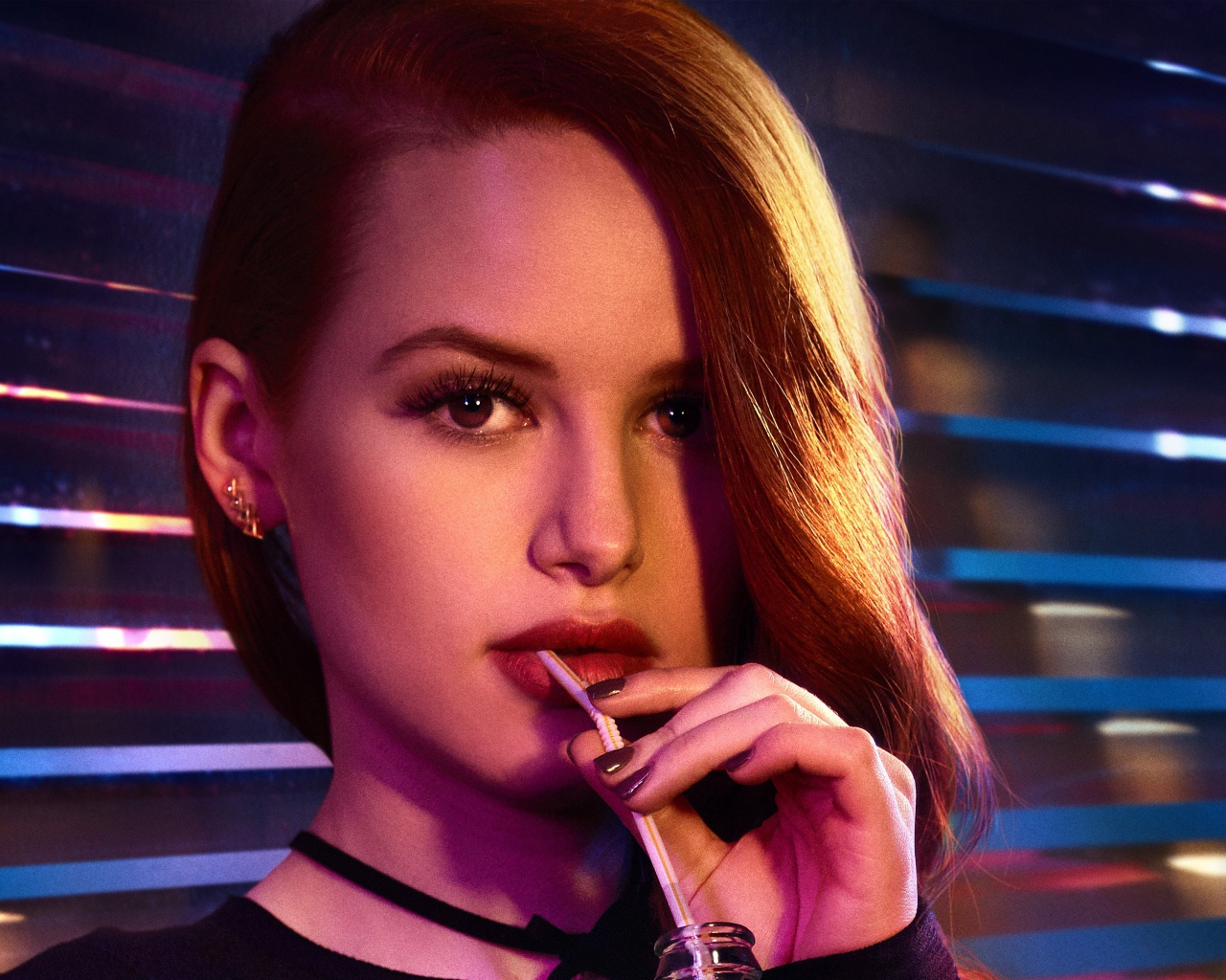 Актриса Мэделин Петш с трубочкой во рту