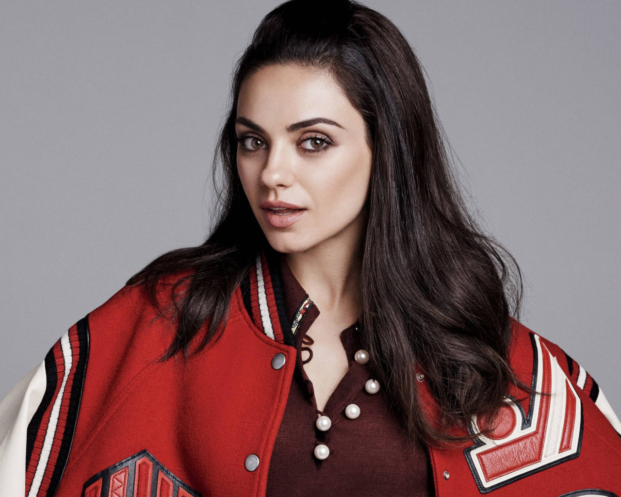 Актриса Мила Кунис в спортивной куртке