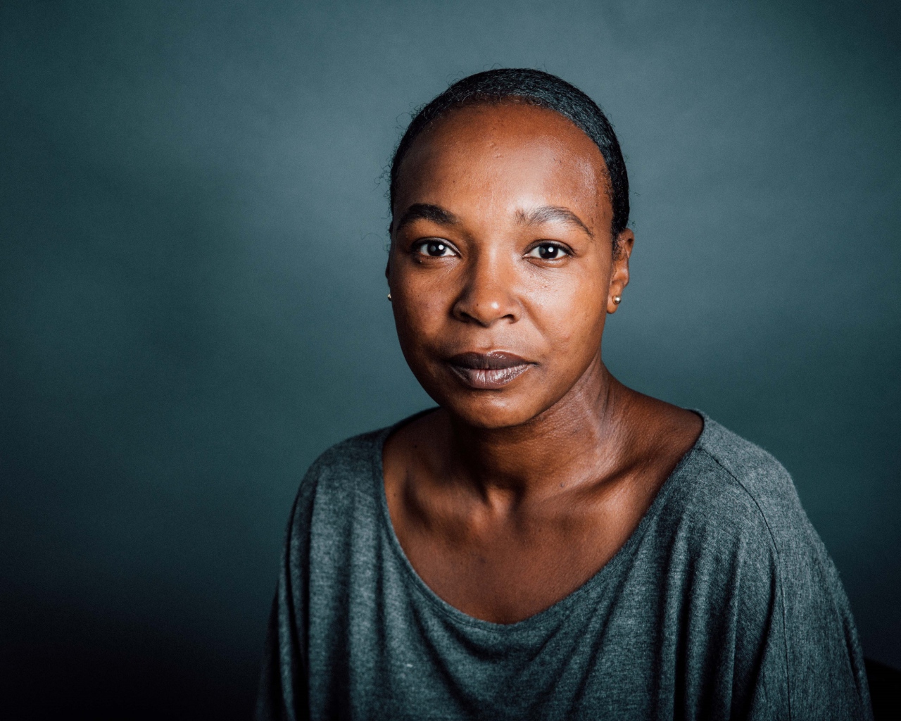 Актриса Надин Маршалл на сером фоне