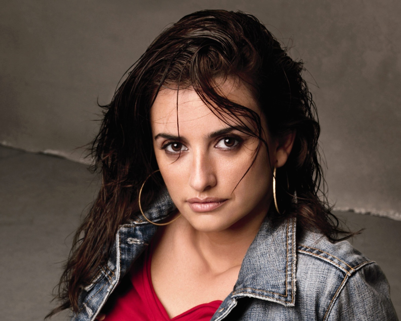 Актриса Пенелопа Крус в джинсовой куртке
