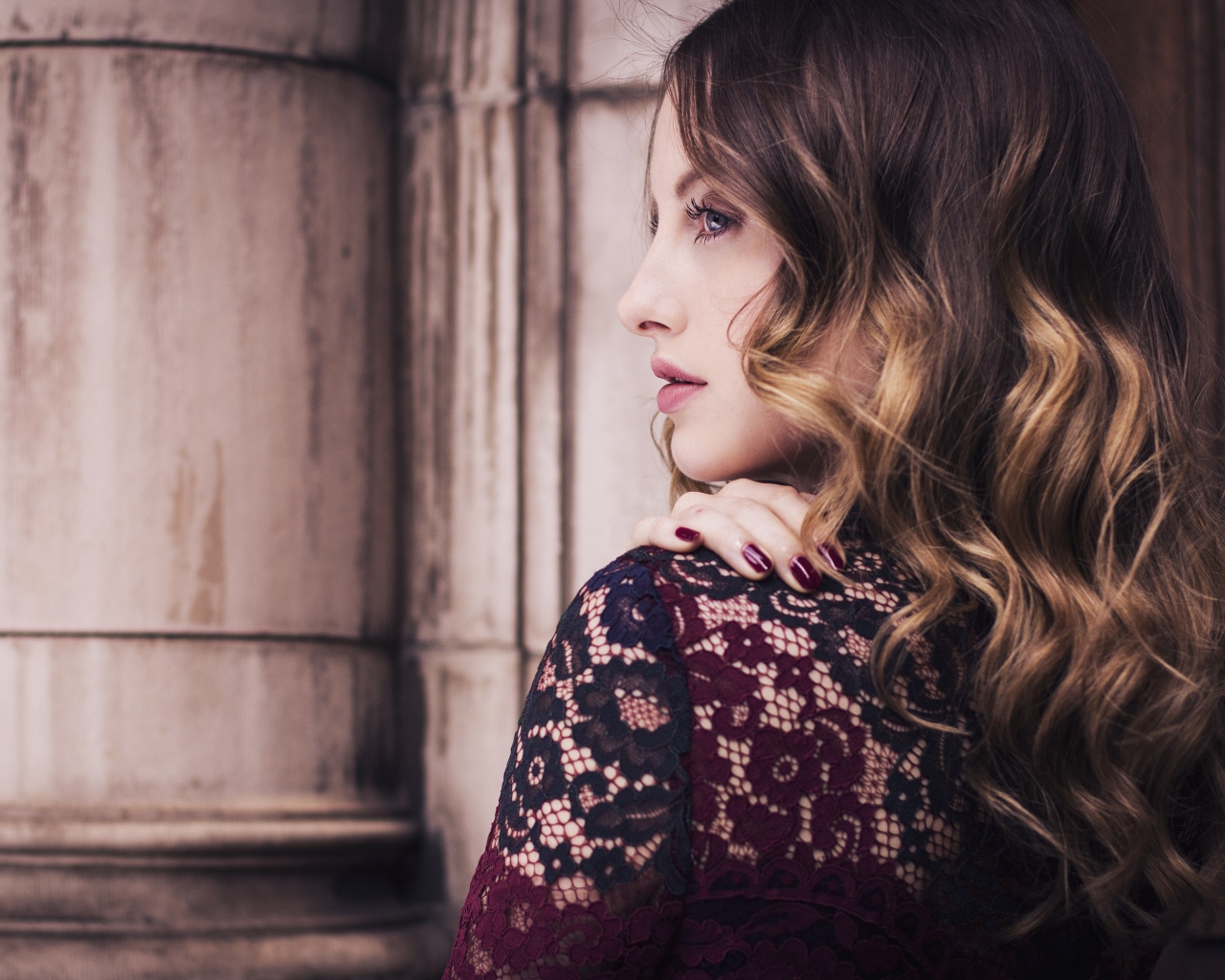 Актриса Рози Фортескью боком