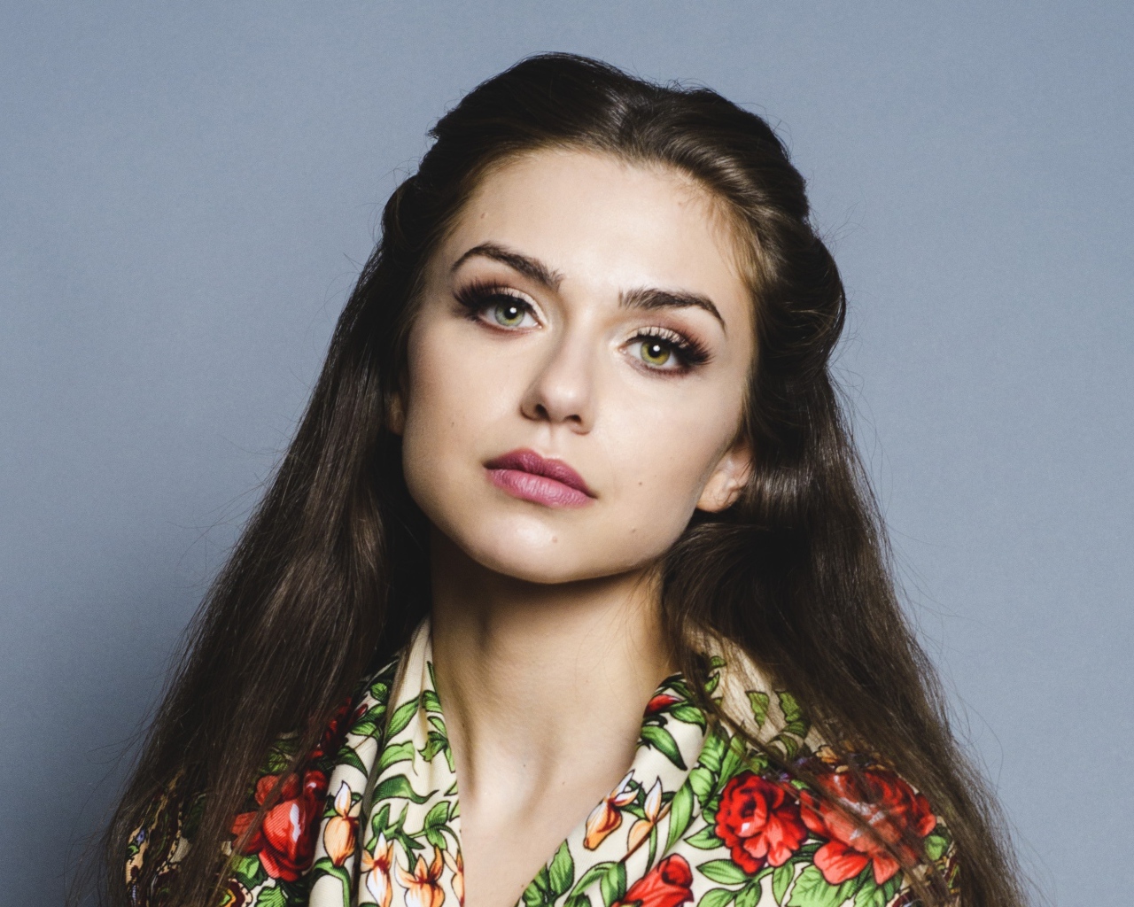 Актриса Виктория Конфал на сером фоне