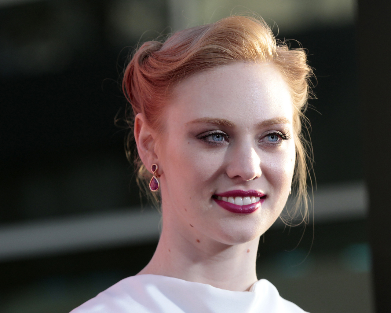 Американская актриса Дебора Энн Уолл с очаровательной улыбкой