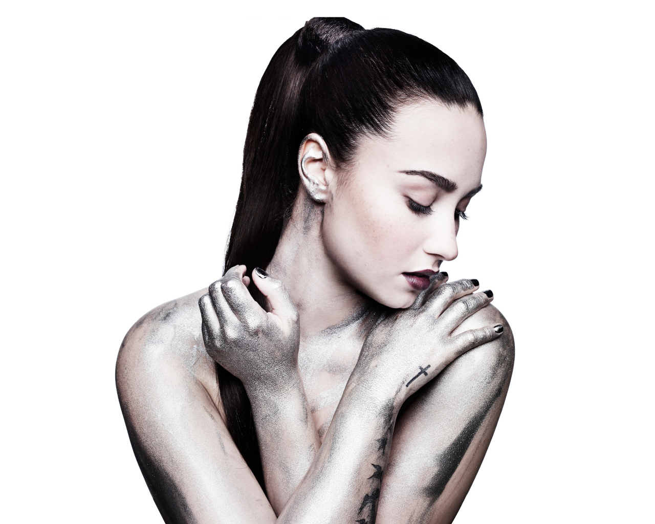 Американская актриса Деми Ловато фото на белом фоне