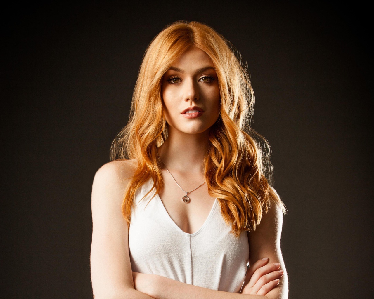 Американская актриса Кэтрин Макнамара с рыжими волосами