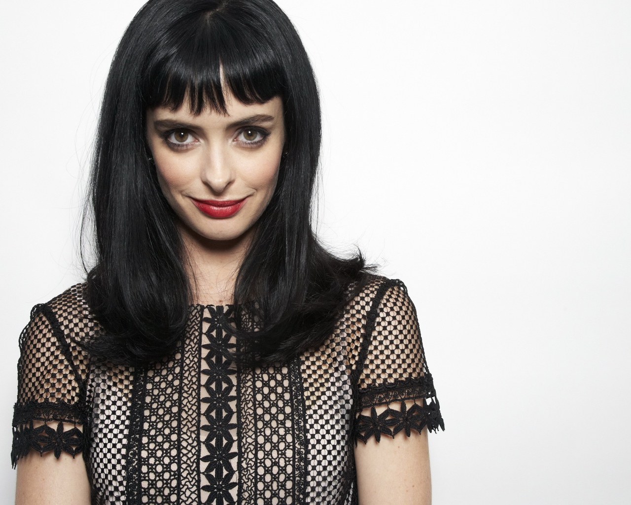 Американская актриса Кристен Риттер на сером фоне