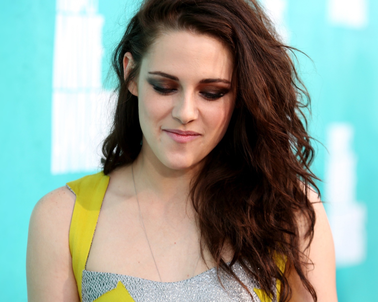 Американская актриса Кристен Стюарт улыбается