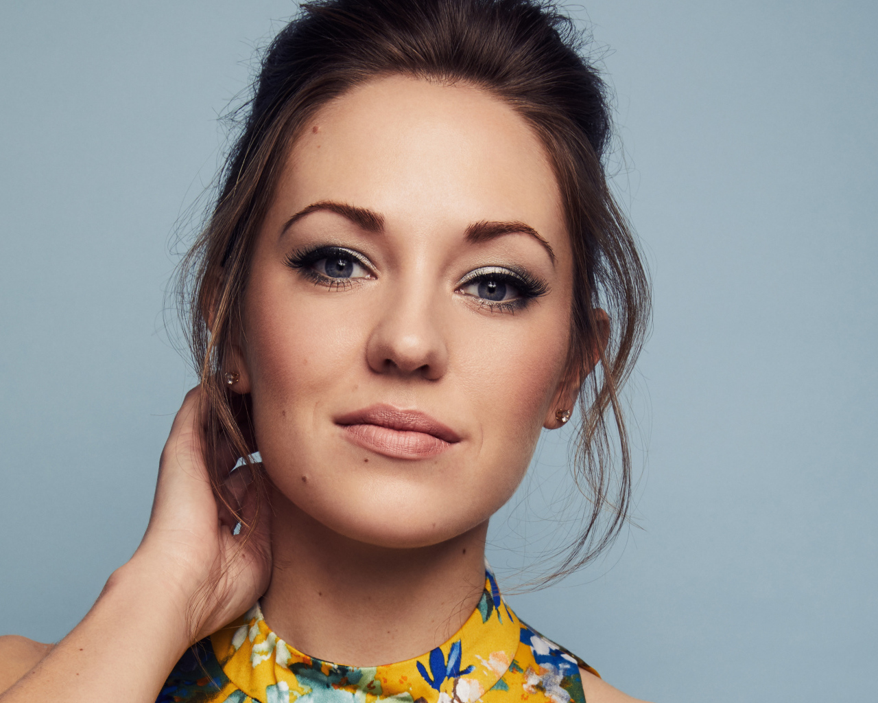 Американская актриса Лора Оснс на сером фоне