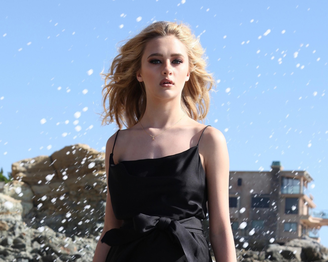 Американская актриса Лиззи Грин в черном платье 