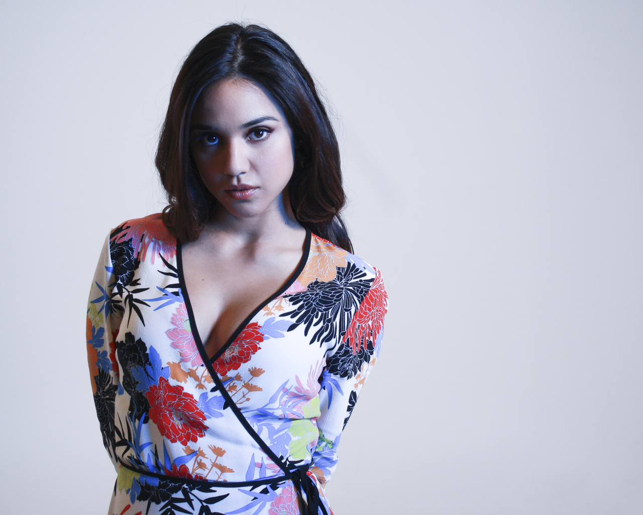 Американская актриса Саммер Бишил фото на сером фоне