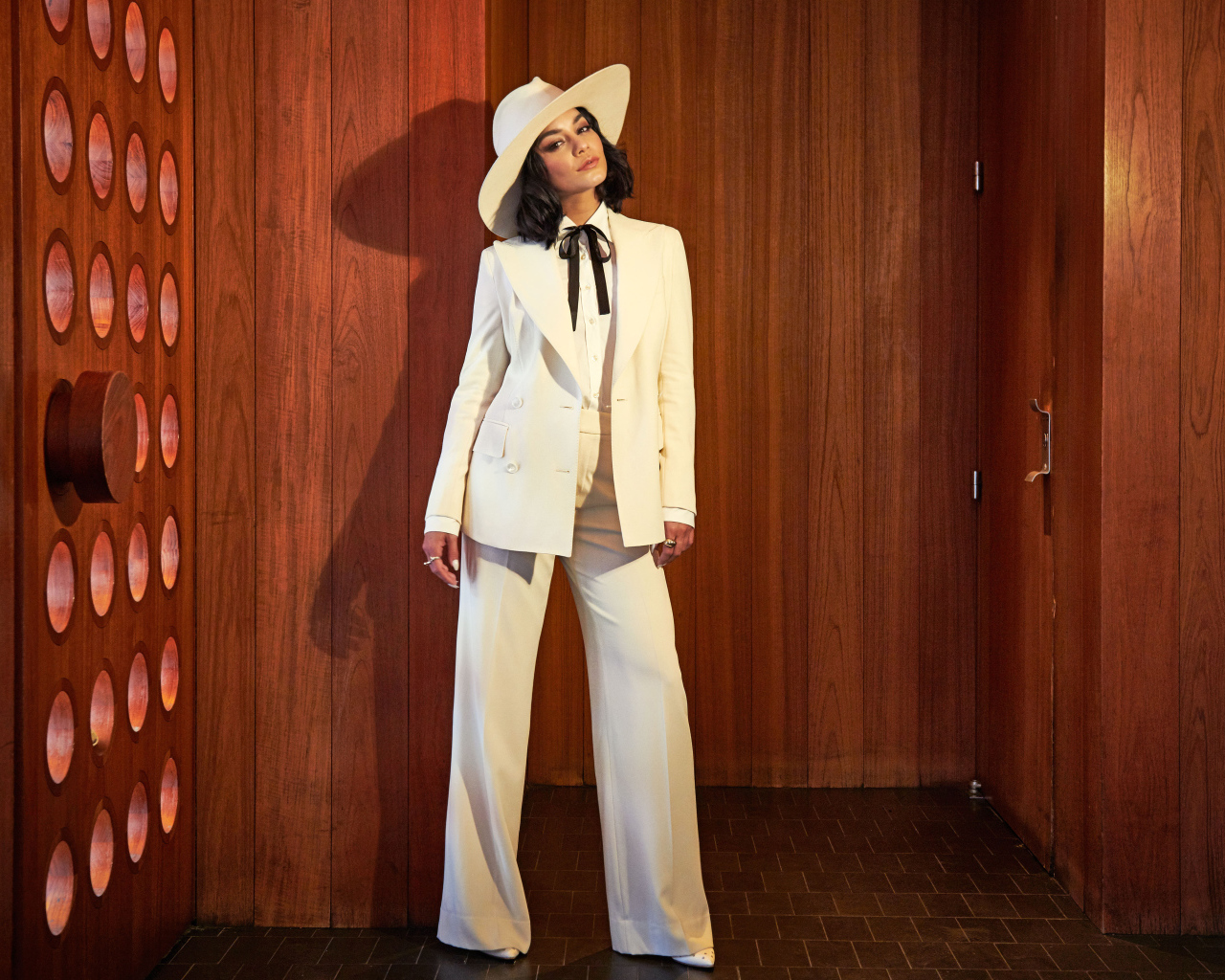 Американская актриса Ванесса Хадженс в белом костюме