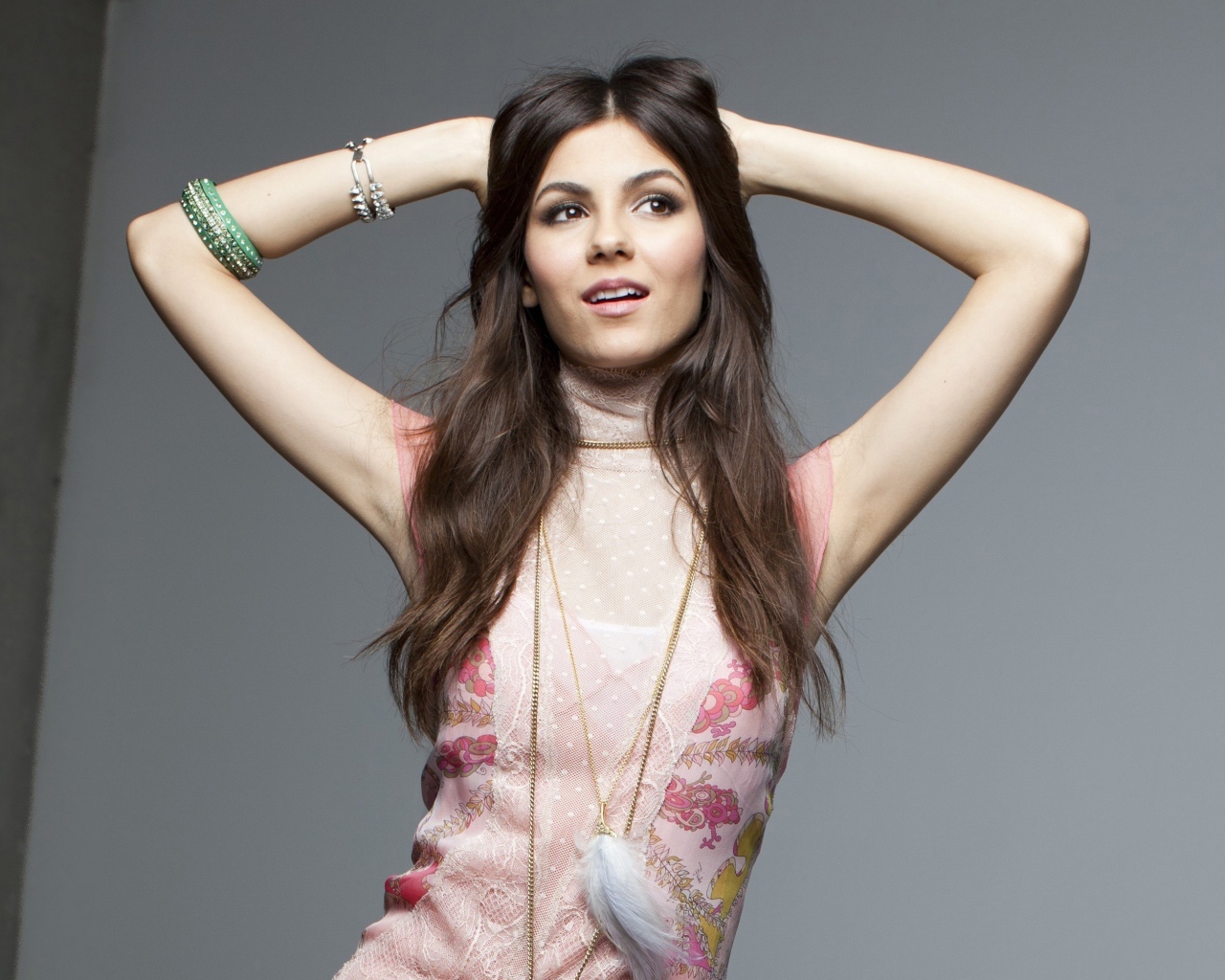 Американская актриса Виктория Джастис на сером фоне