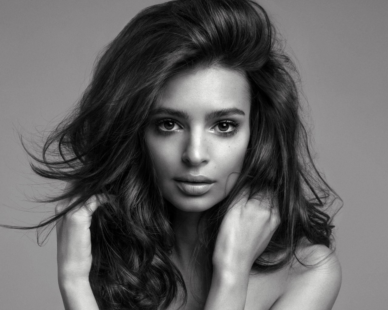 Американская актриса, модель Эмили Ратаковски, черно-белое фото