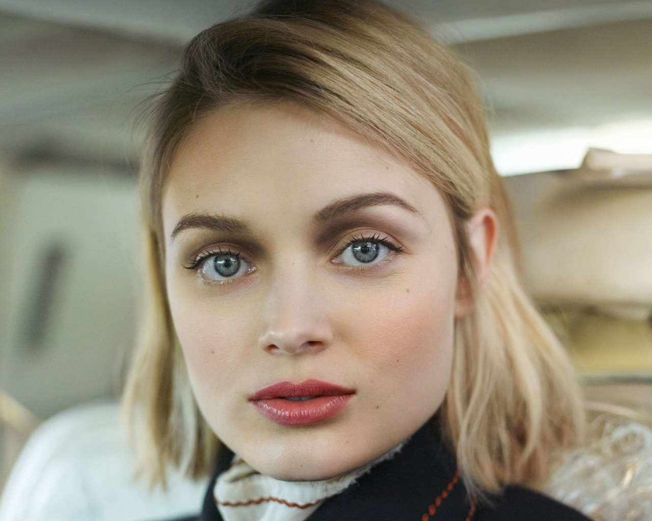 Австралийская актриса Белла Хиткот в машине