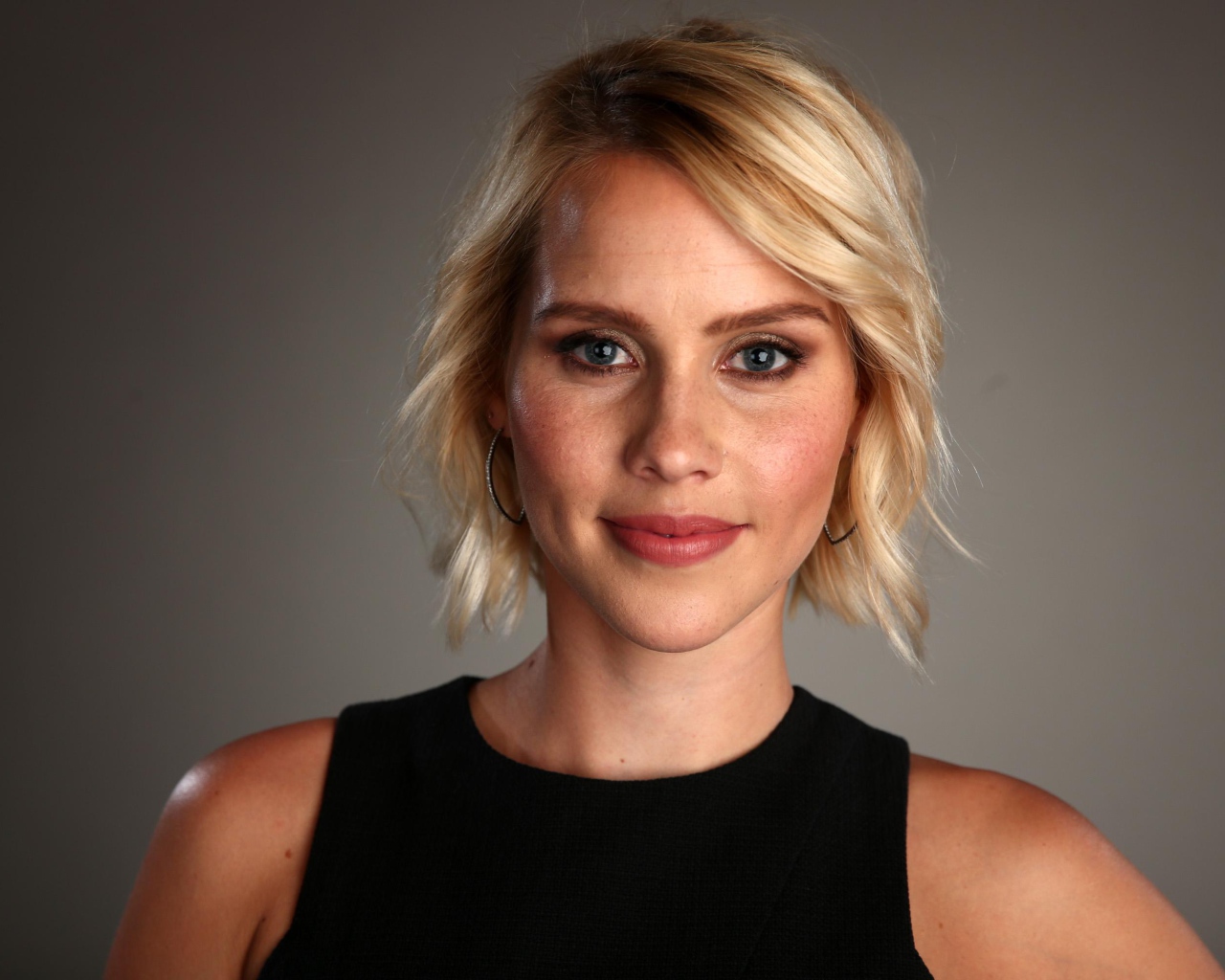 Австралийская актриса Клэр Холт на сером фоне