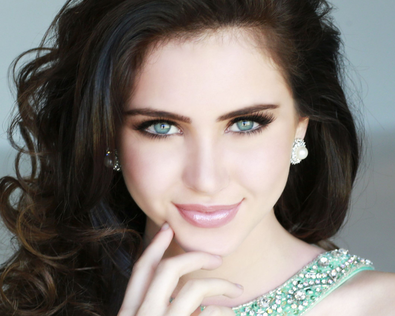 Красивая американская актриса Райан Ньюман