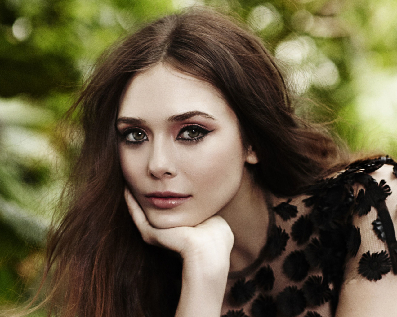 Красивая Элизабет Олсен в черном платье