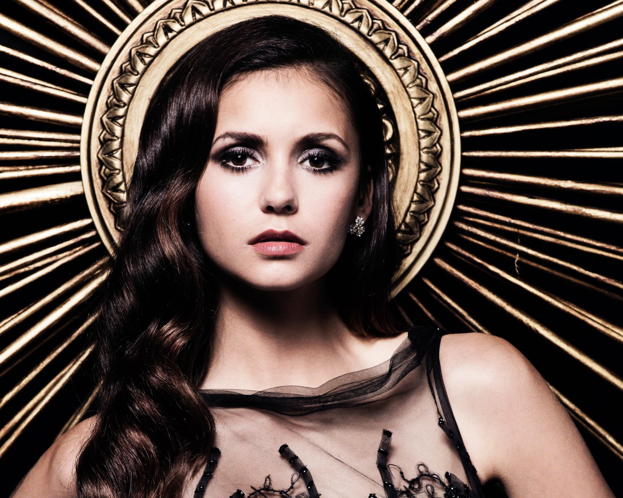 Красивая Нина Добрев с длинными волосами