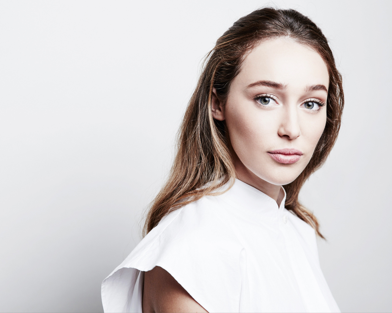 Красивая актриса Алисия Дебнем-Кэри в белом