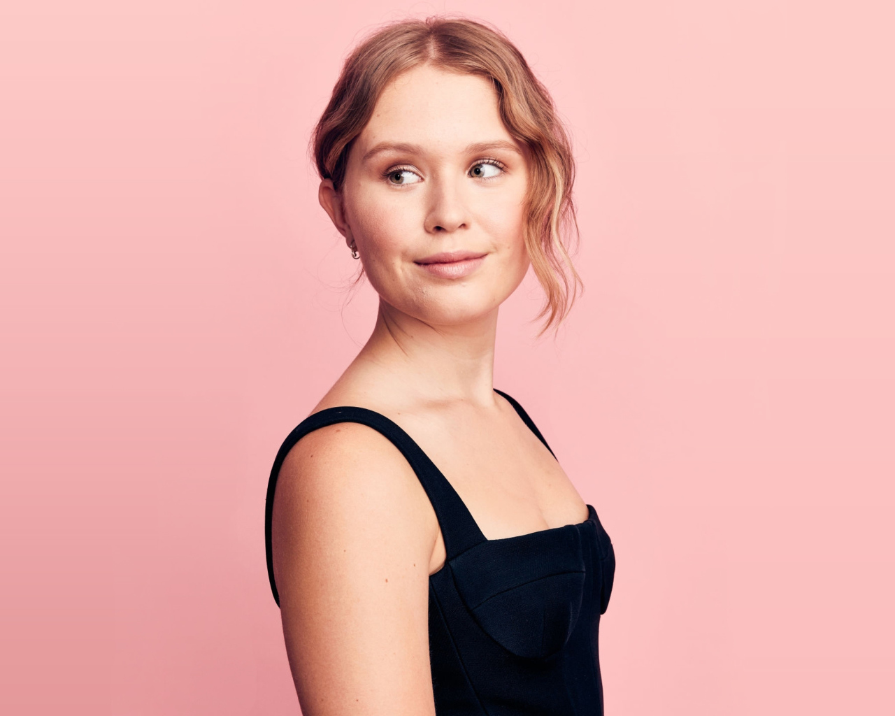 Красивая актриса Элайза Сканлен фото на розовом фоне