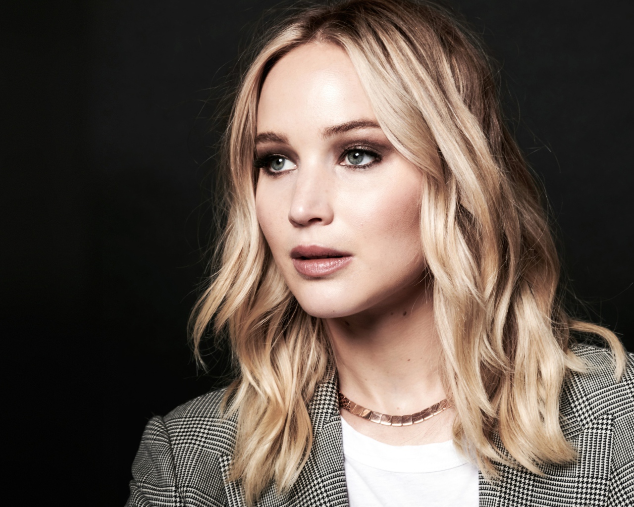 Красивая актриса Дженнифер Лоуренс на сером фоне