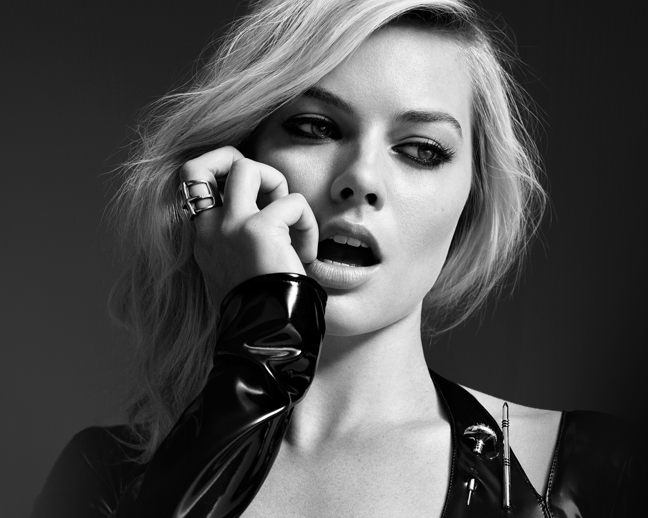 Красивая актриса Марго Робби, черно-белое фото