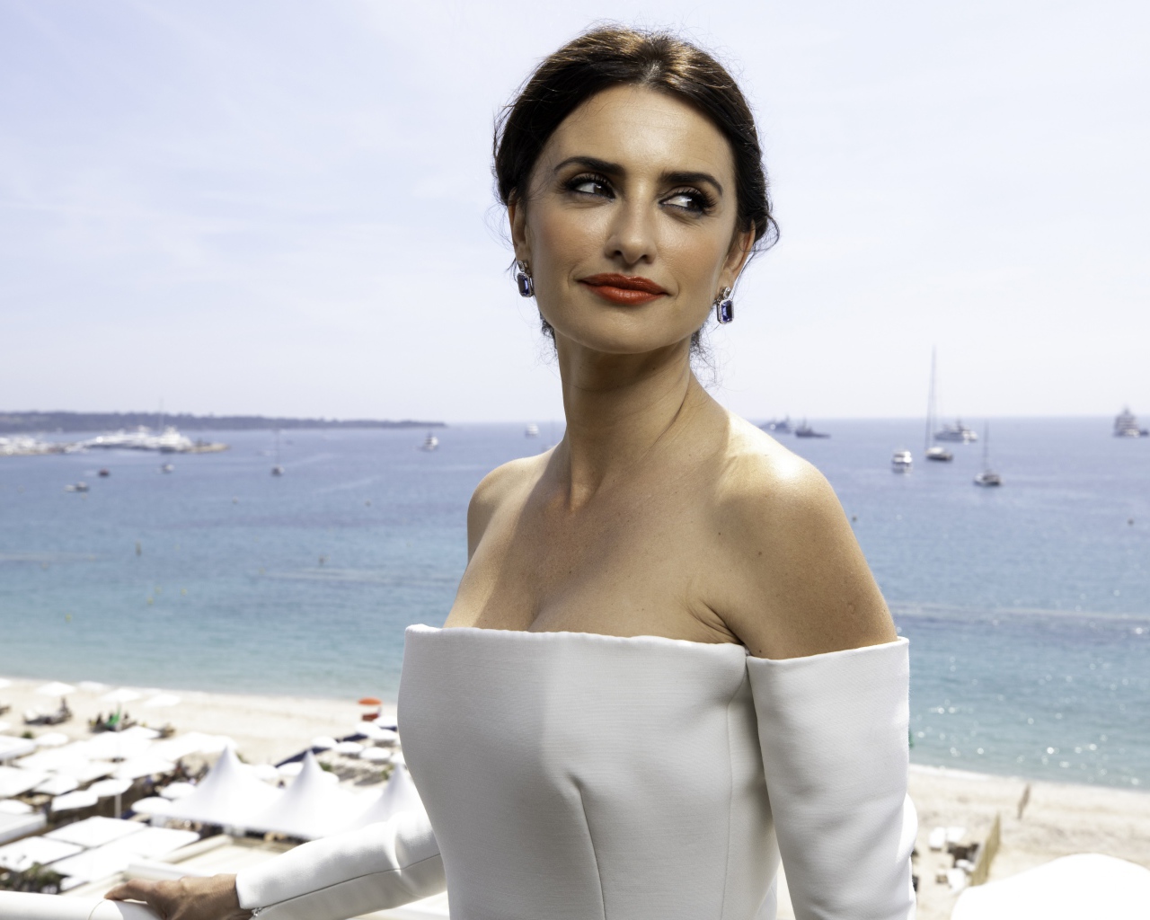 Красивая актриса Пенелопа Крус в белом платье