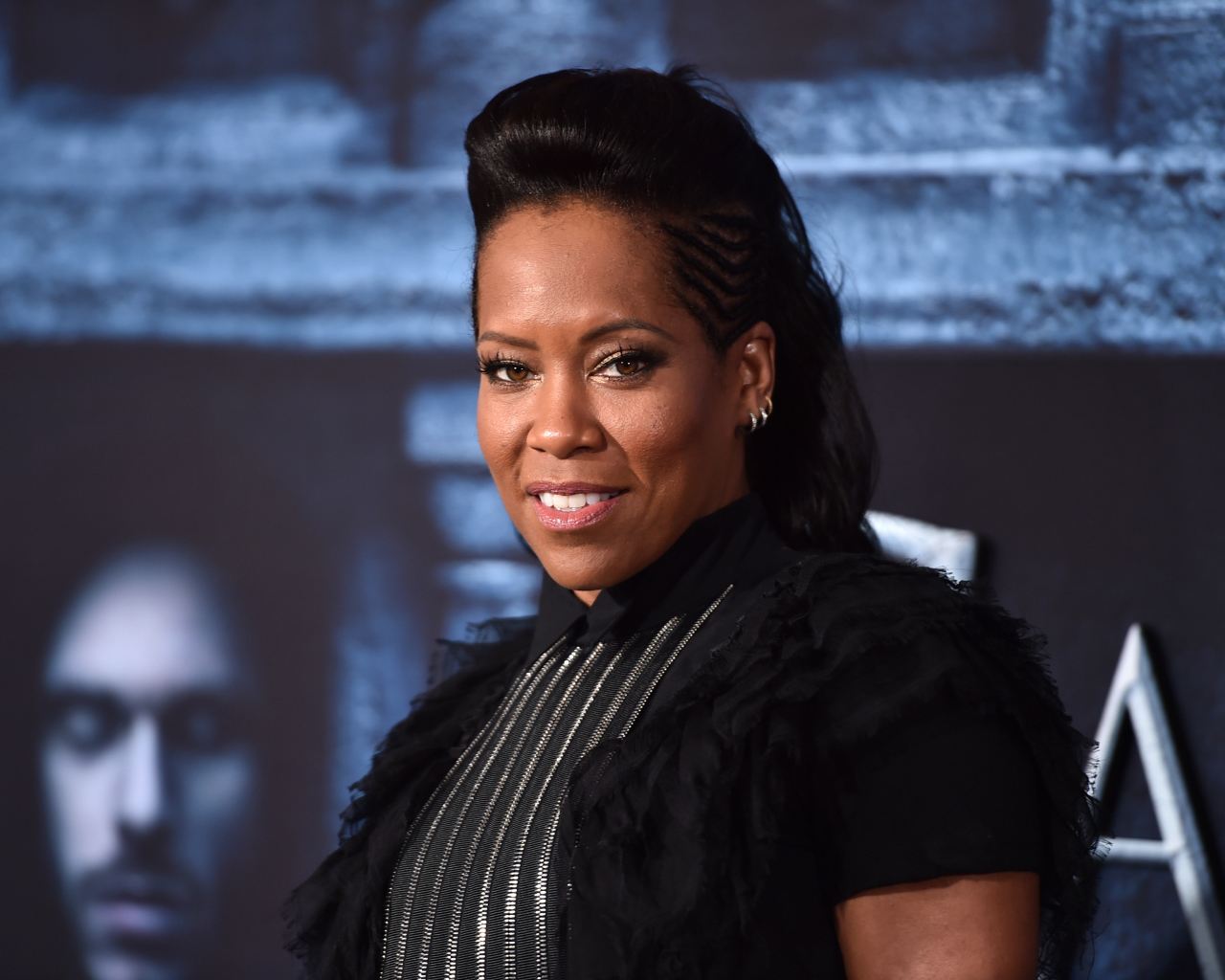 Красивая актриса Реджина Кинг в черном наряде