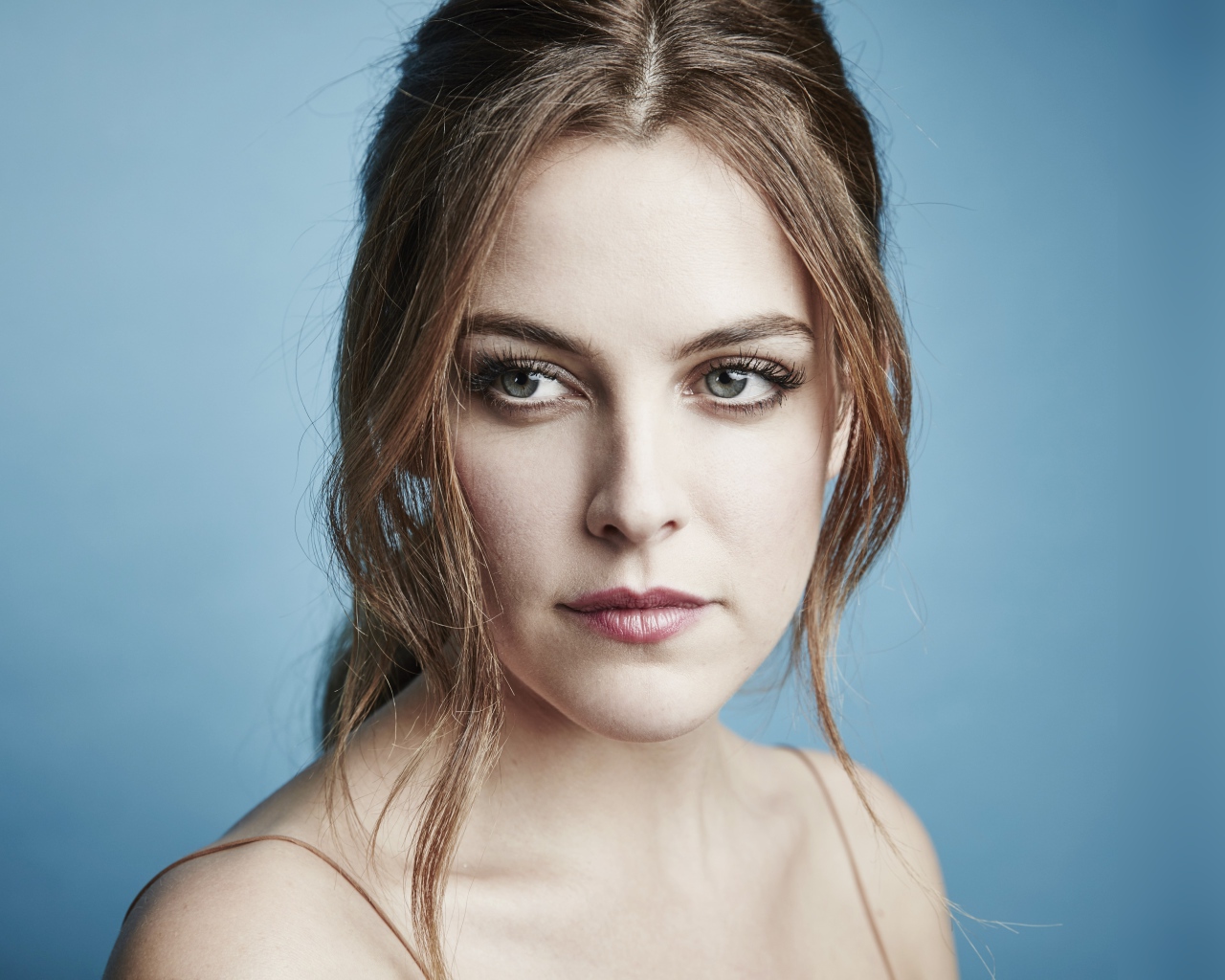 Красивая актриса Райли Кио фото на голубом фоне
