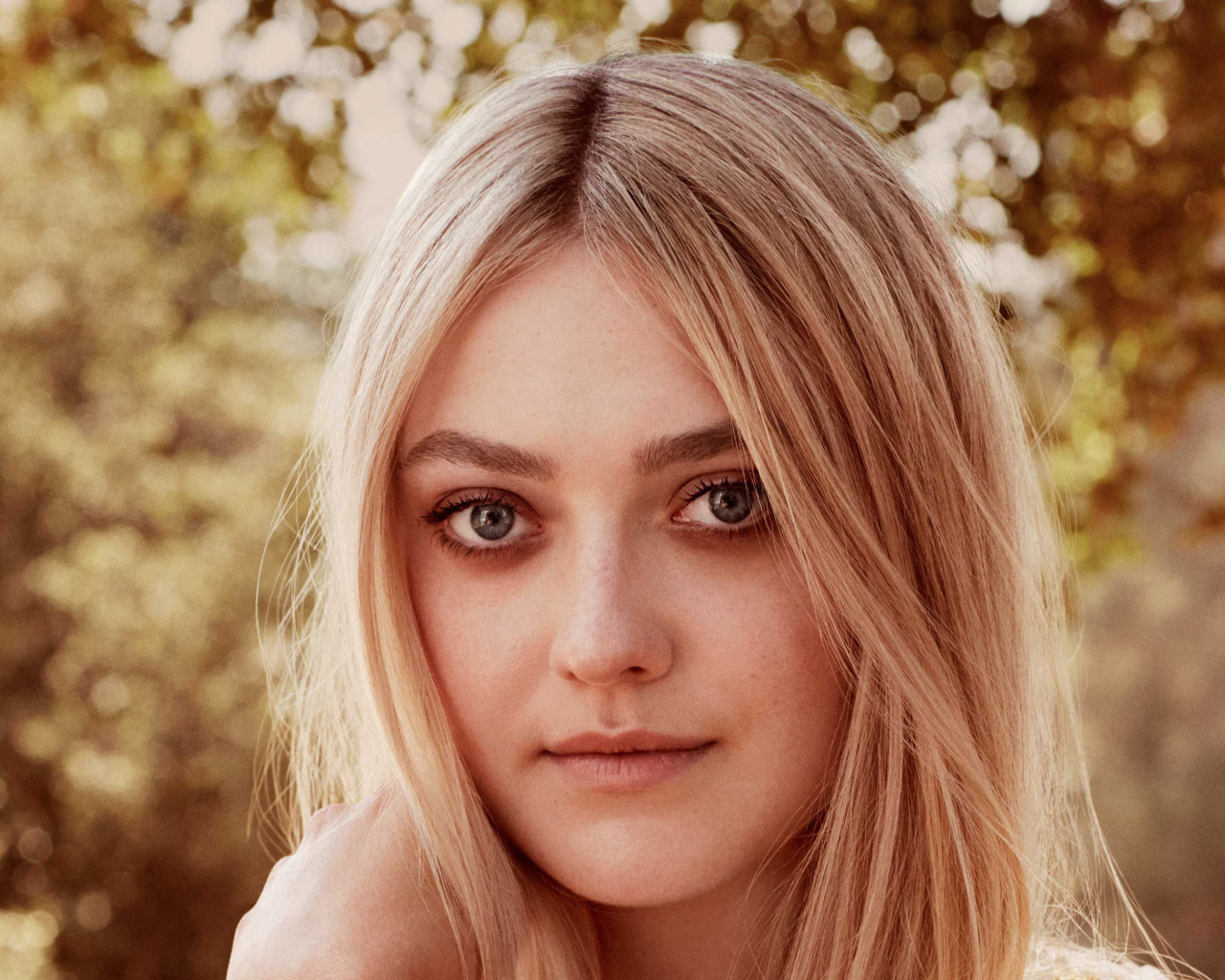 Красивая блондинка, популярная актриса Дакота Фэннинг