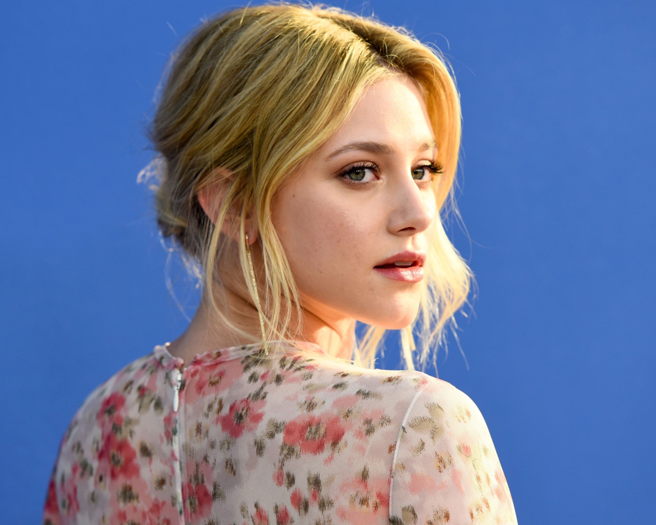 Красивая блондинка актриса Лили Рейнхарт