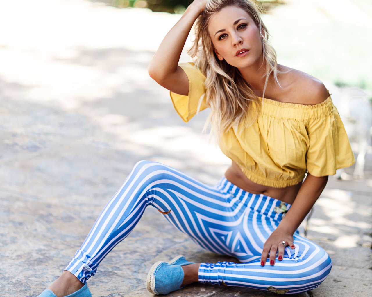 Красивая блондинка в полосатых брюках, актриса Кейли Куоко