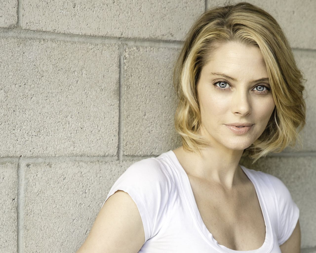 Красивая голубоглазая блондинка, актриса Эйприл Боулби