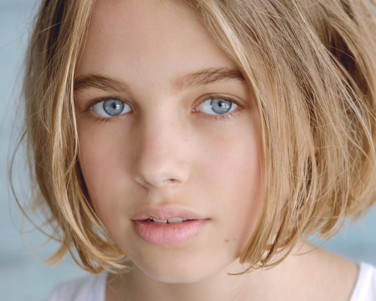 Красивая голубоглазая девушка, австралийская актриса Тиган Крофт